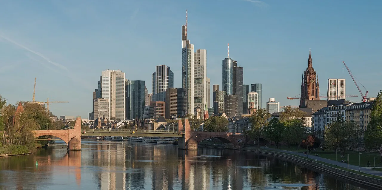 Symbolfoto: Frankfurt am Main Skyline from Ignatz Bubis Bridge