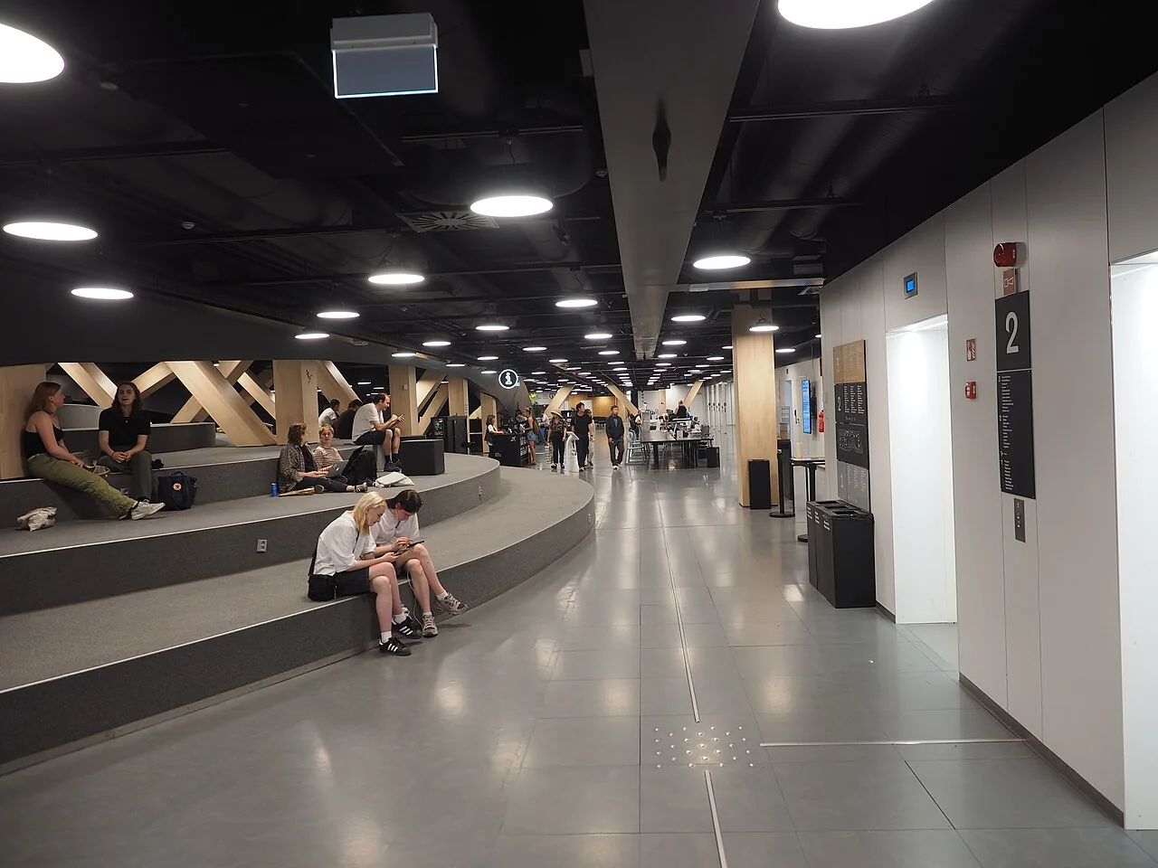 Symbolfoto: Interior of second floor of Oodi