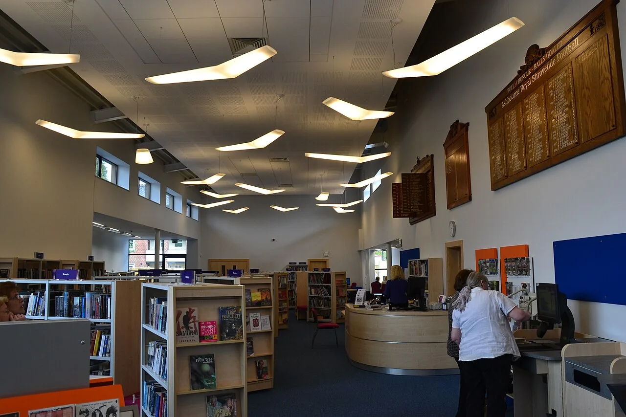 Innenraum und Servicebereich der Ashbourne Library
