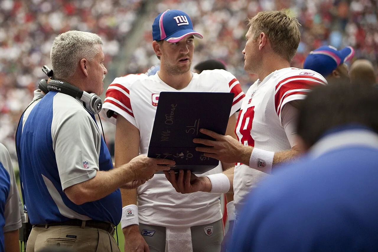 Eli Manning with clipboard