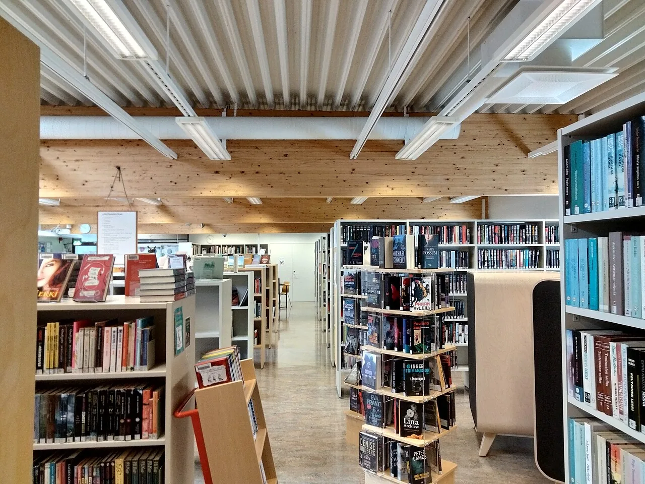 Innenraum der Bibliothek in Petäjävesi, Finnland