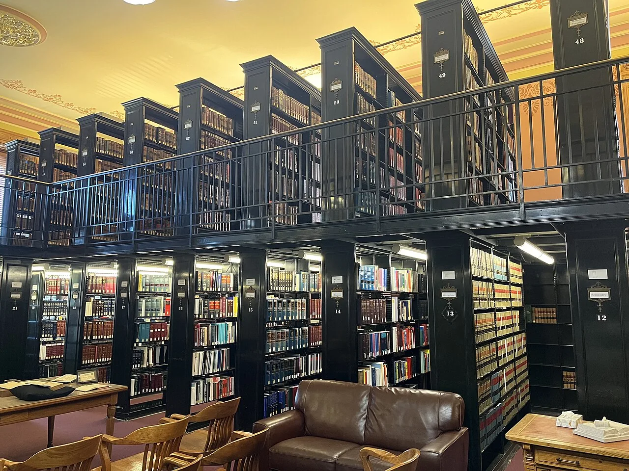 Bücherregale der Indiana Supreme Court Law Library in Indianapolis