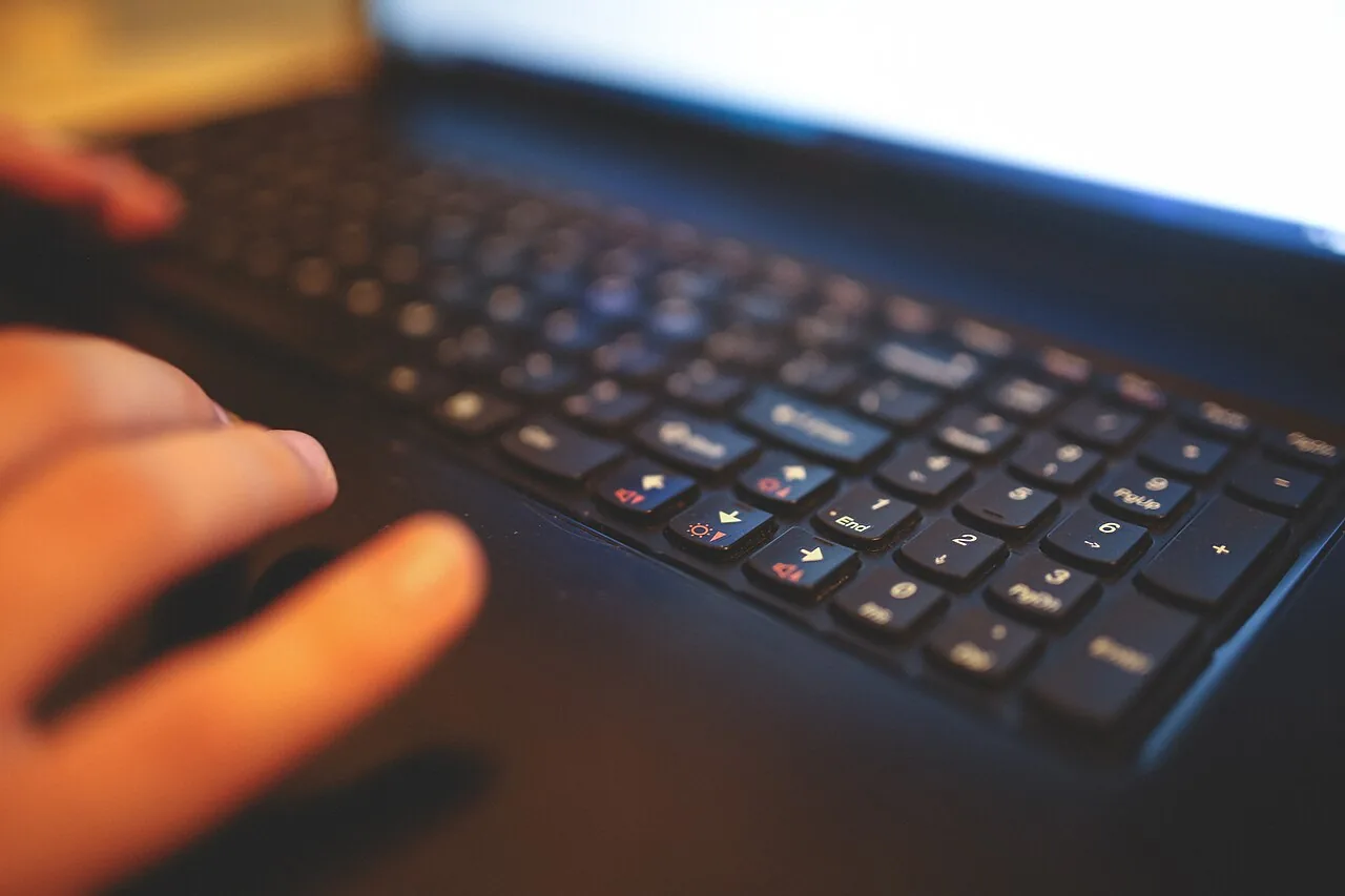 Hand-laptop-notebook-technology (24326528895)