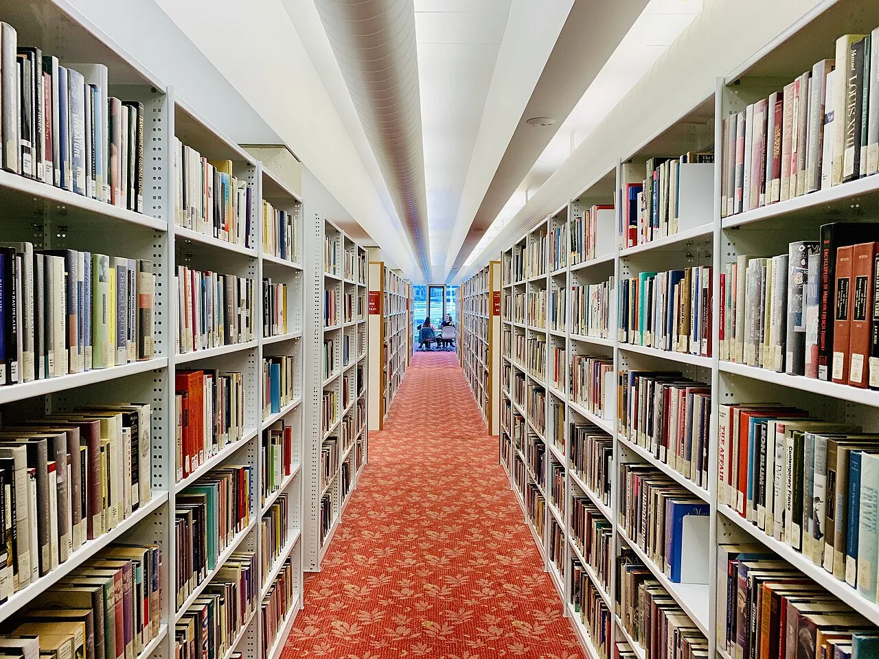 Regalgang der State Library of Queensland