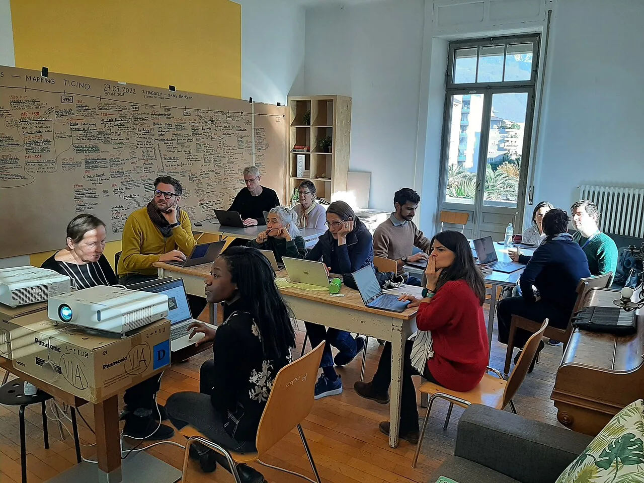 Symbolfoto: Teilnehmende eines Schreibworkshops in einem Seminarraum.