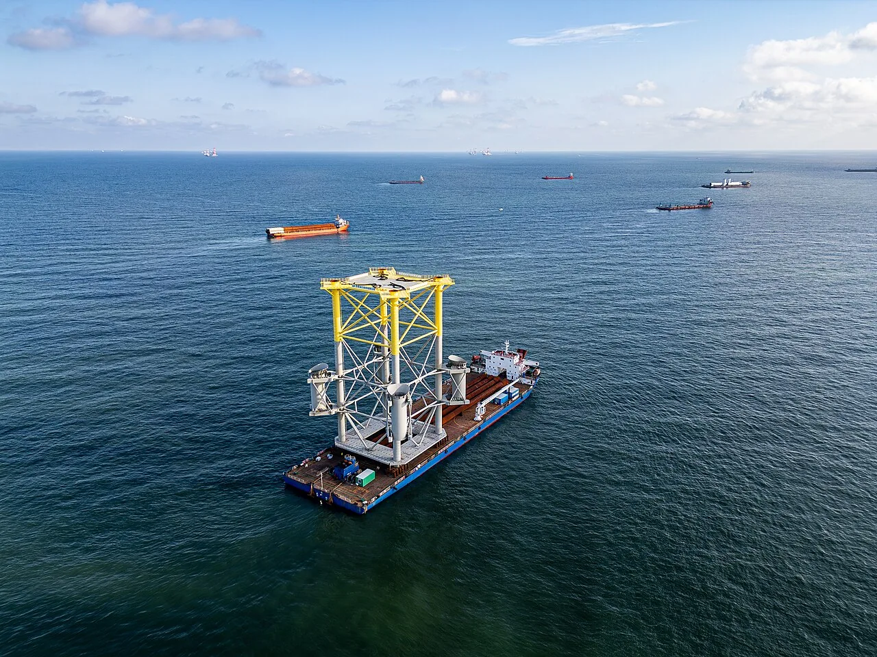 Symbolfoto: Errichterschiff für Offshore-Windanlagen.