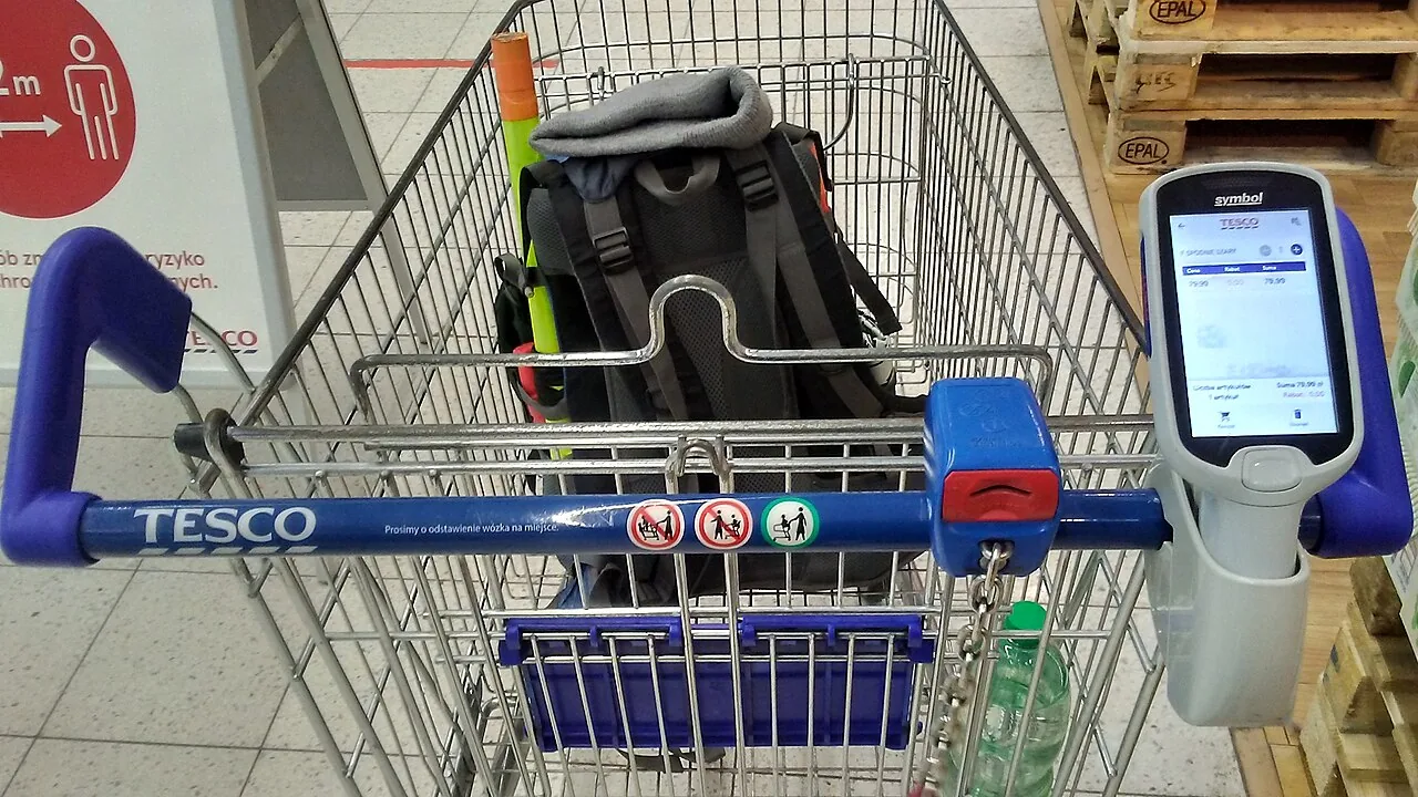 Symbolfoto: Handscanner an einem Einkaufswagen.