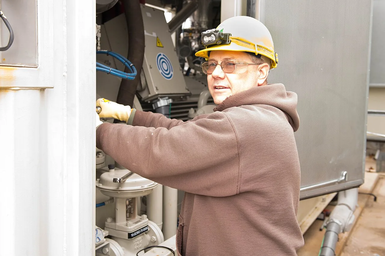 Symbolfoto: Ein Wartungstechniker arbeitet an einer Anlage.